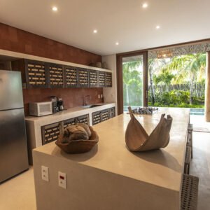 Cozinha completa da Casa Norte Preá com bancada, armários planejados, eletrodomésticos e integração com a área externa