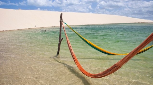 Pedra Furada O símbolo de Jericoacoara é a Pedra Furada, um monumento natural impressionante: uma formação rochosa com um grande buraco no centro, esculpido pela ação das ondas ao longo de séculos. O melhor momento para fotografar é ao entardecer, quando o pôr do sol passa através do buraco, criando um espetáculo visual inesquecível. Você pode chegar lá a pé durante a maré baixa ou contratar um passeio de buggy.
