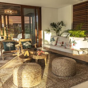 Sala de estar da Casa Norte Preá com mobiliário confortável, decoração natural e iluminação aconchegante
