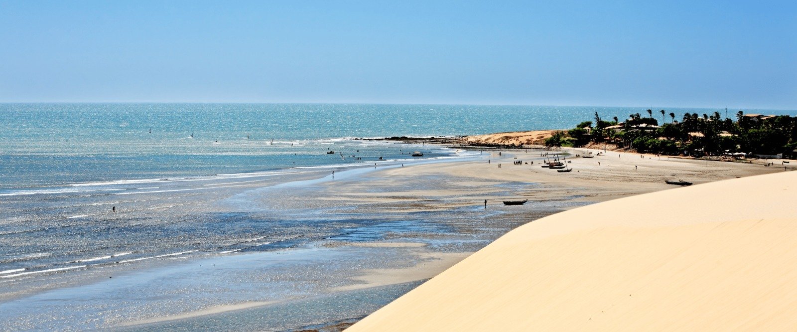 Capa Jericoacoara: Vista panorâmica do litoral e das piscinas naturais de Jericoacoara, Ceará.