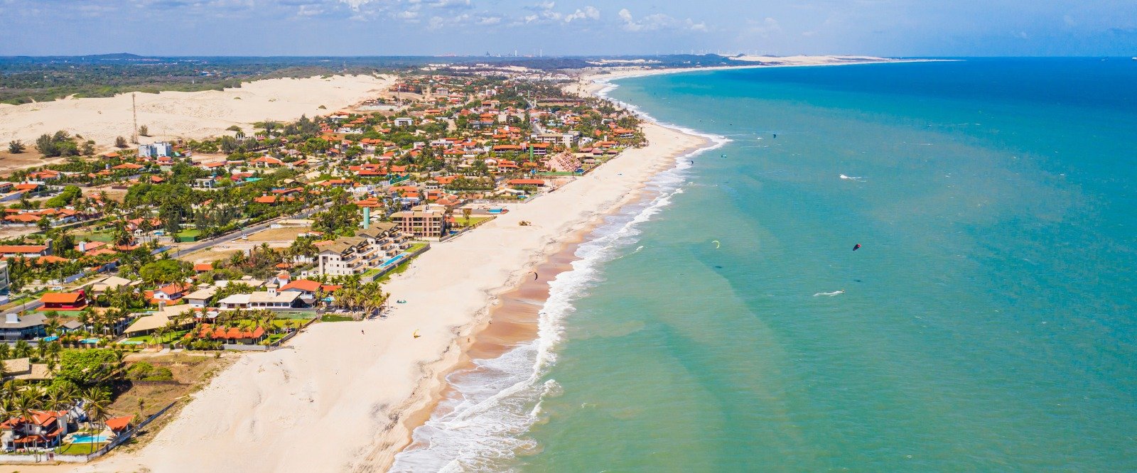 Capa Preá: Faixa de areia e mar tranquilo na Praia do Preá, Ceará.