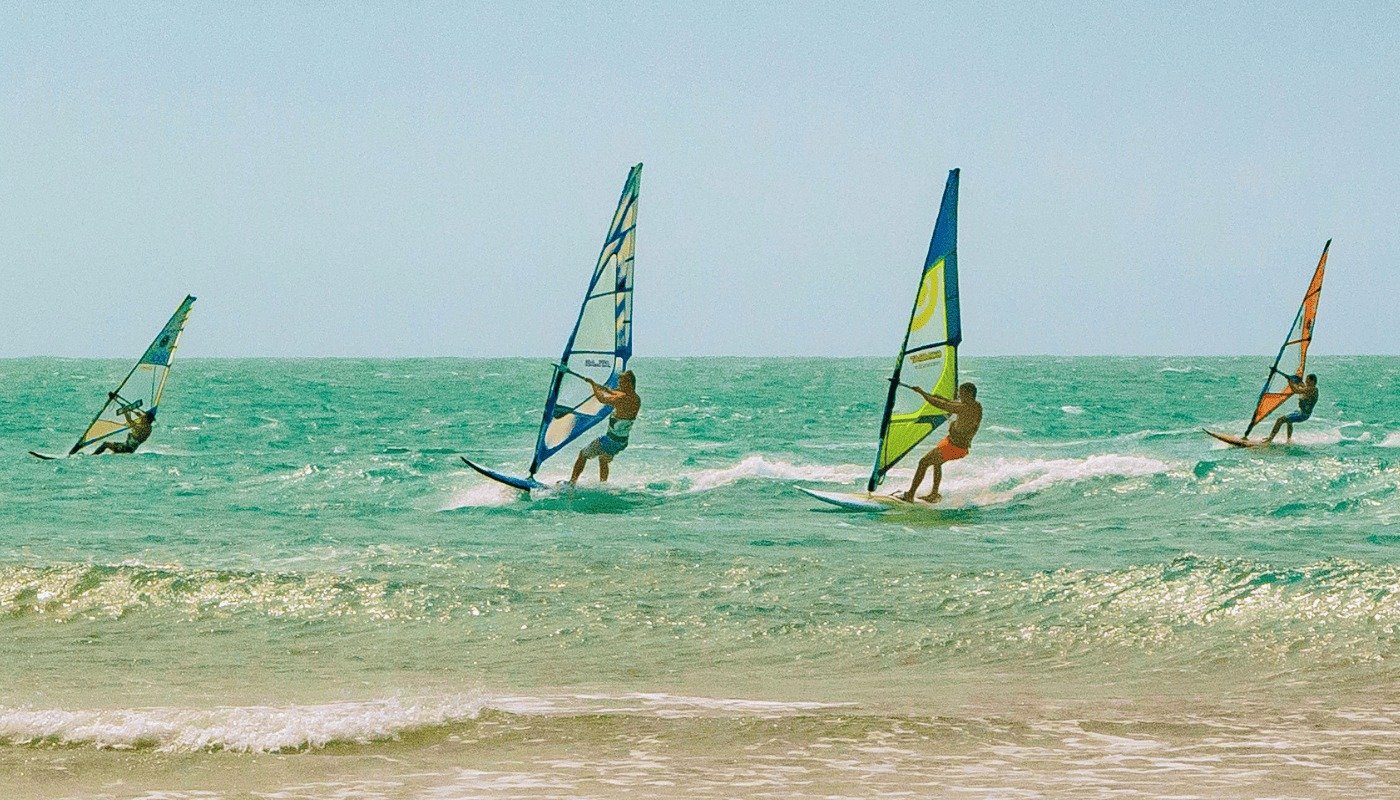KiteSurf e Esportes Aquáticos: Praticantes de kitesurf nas águas da Praia do Preá, Ceará.